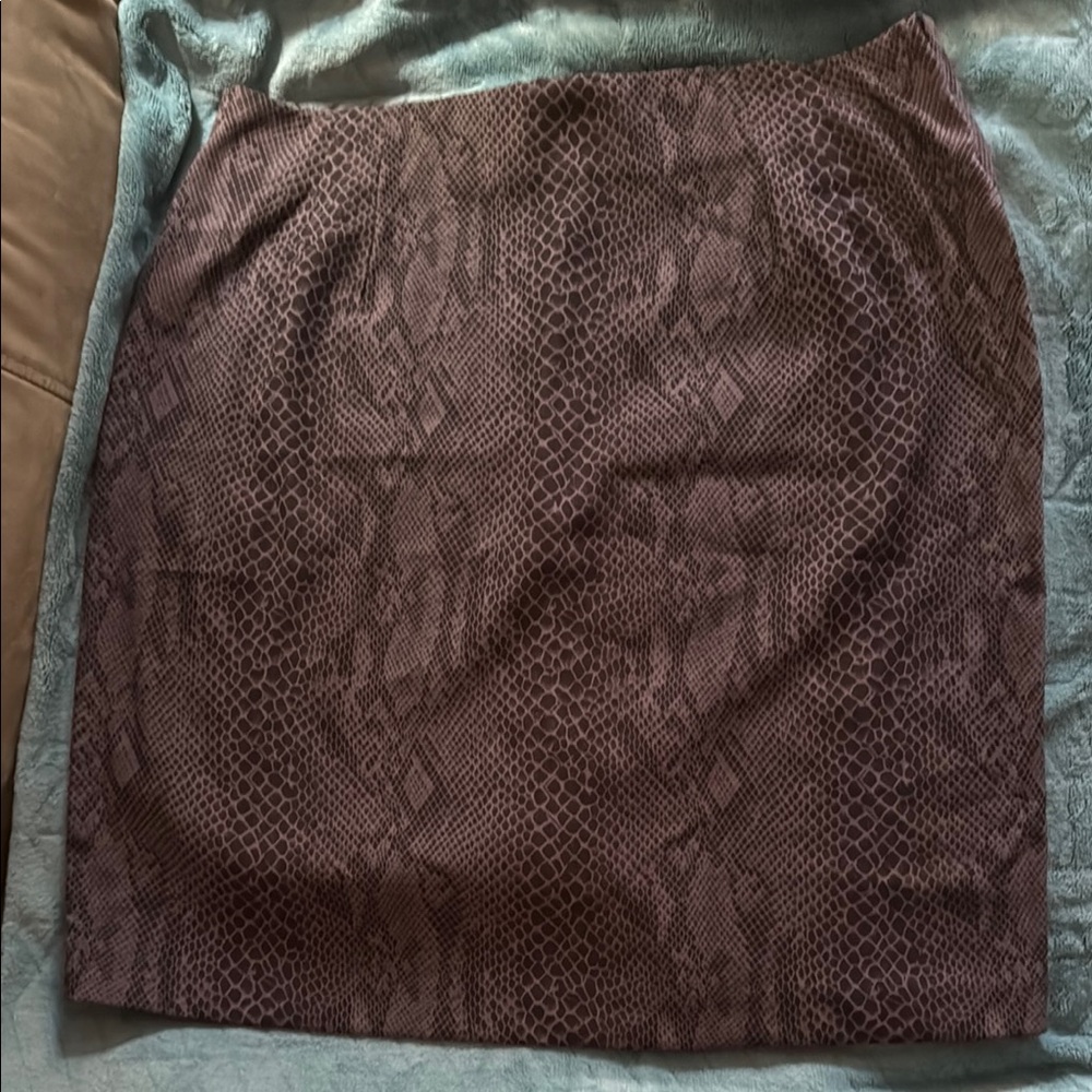 Elegant Grey Snake Print Skirt